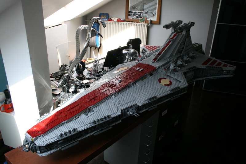 Illustration for article titled Lego Star Destroyer Is 8-Foot of Gorgeous Turgid Brickwork